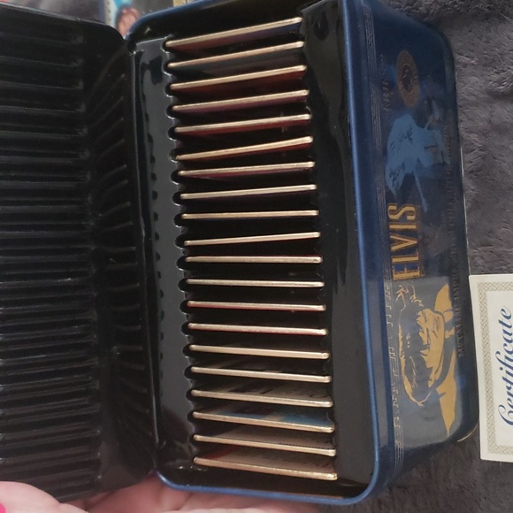 Elvis Presley series 2 gold Metallic Impressions collector cards in tin - Picture 5 of 6